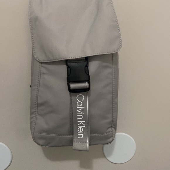 Calvin Klein unisex light gray sport flap sling bag - Picture 3 of 6